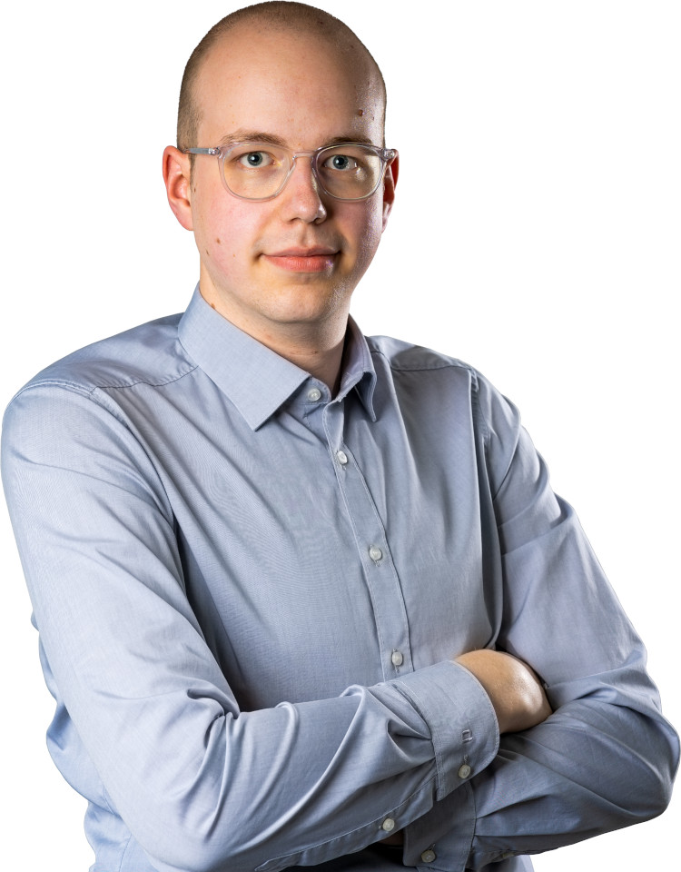 Portrait von Bastian Schöning in einem grauen Hemd mit verschränkten Armen